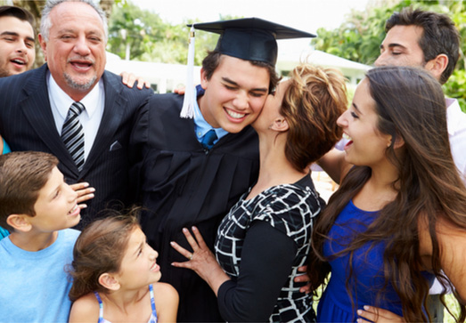 Familia felicitando al graduado